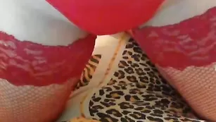 Грудастая queenkarma эротично мнет сосочки