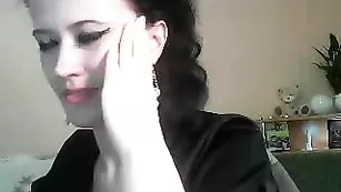 Шальная леди Catsuit ласкает грудь и пизду
