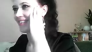 Шальная леди Catsuit ласкает грудь и пизду