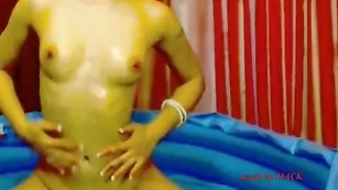 Шикарная леди обливает себя маслом