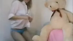 Худенькая самка LiLoo сексуально обнажается
