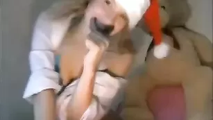 Худенькая самка LiLoo сексуально обнажается