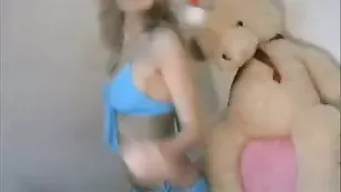 Худенькая самка LiLoo сексуально обнажается