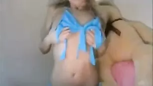 Худенькая самка LiLoo сексуально обнажается