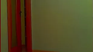 Стройная барышня Miley дразнит большими сиськами