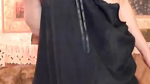 Заводная куртизанка демонстрирует натуральные сиси