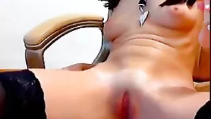 Прекрасная нимфа vikahappy мастурбирует пизденку