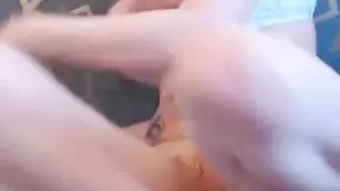 Симпатичная LyalyaXX обнажается и дрочит пизду