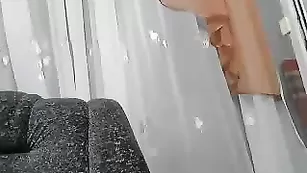 Красивая самка HOTGIRL4U сосет член негру