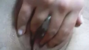 Привлекательная kirasky пальчиками мастурбирует пизду