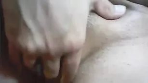 Пылкая самка kirasky вставляет пальчик в анал