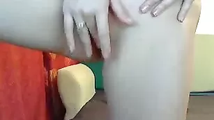 Блаженная курва lele4kaxx трахает сочные дырочки