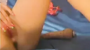 Сексуальная MiaKitty пальчиками дрочит свои дырочки