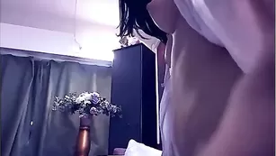 Жопастая куколка Prettyadora трахает пизденку