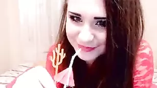 Стройная дамочка BattyLee показывает сисечки