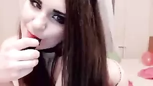 Красивая девочка BattyLee позирует в нижнем белье