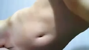 Страстная девочка ласкает бритые дырочки