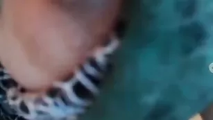 Роскошная телочка массирует шикарные сиськи