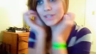 Юная блондинка раздевается и дрочит пизду