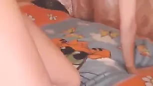 Грудастая самка пальчиком дрючит попку