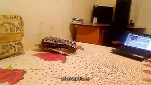 Аппетитная соска снимает платье на камеру