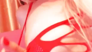 Изящная соска malushka облизывает пальчик