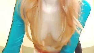 Сочная куколка RedFoxxx показывает большие сиськи