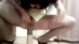 Ненасытная шмара жестко трахает анал