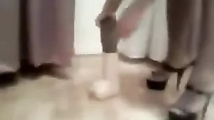 Ненасытная шмара жестко трахает анал