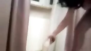 Ненасытная шмара жестко трахает анал