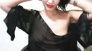 Взрослая шлендра обнажает небольшие сисечки