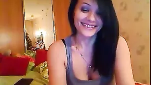 Шальная девочка дразнит большими сисечками