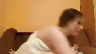 Пошлая девка MilenaA отсасывает пенис