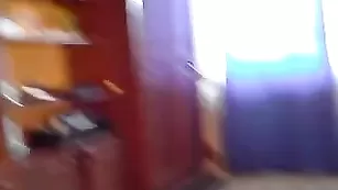 Пышная сучка пальчиками ласкает письку
