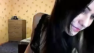 Очаровательная Kaprisya дрочит пилотку