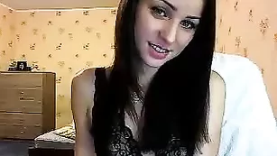 Очаровательная Kaprisya дрочит пилотку