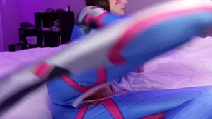 sweet_nymph d.va gets up close and personal playing with he Адалт вэбкамс чат для бесплатное порно реальный секс