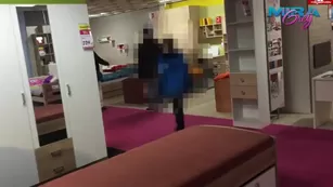 Mira Grey Spermawalk im Möbelhaus! порно реальный секс