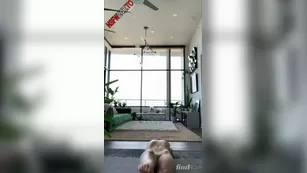 Jenna Lee practicing yoga without clothes чат для бесплатное порно реальный секс