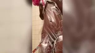 Sexmeat washing her body in the shower чат для бесплатное порно реальный секс