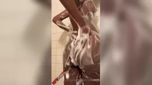Sexmeat washing her body in the shower чат для бесплатное порно реальный секс