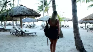 Nicole Belle Public Flashing on the beach порно реальный секс