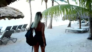 Nicole Belle Public Flashing on the beach порно реальный секс