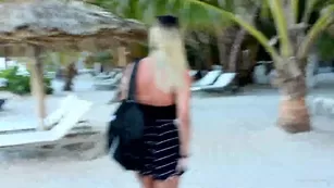 Nicole Belle Public Flashing on the beach порно реальный секс