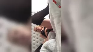 Elle Brooke black lingerie дразнит playing порно реальный секс