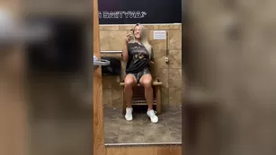 therealbrittfit 9 times out of 10 whenever i go into a public bathroom it isn t to use it if only i Адалт вэбкамс чат для бесплатное порно