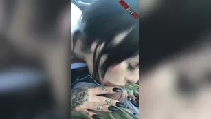 Princess Pineapple сосет dick and giving a footjob in the backseat порно реальный секс