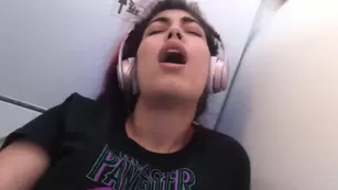 ashleejuliet MASTURBATING IN AIRPLANE BATHROOM порно реальный секс