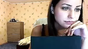 Милая сучка Kaprisya мастурбирует вибратором