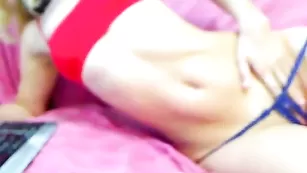 Худенькая девочка мастурбирует киску и трахает очко